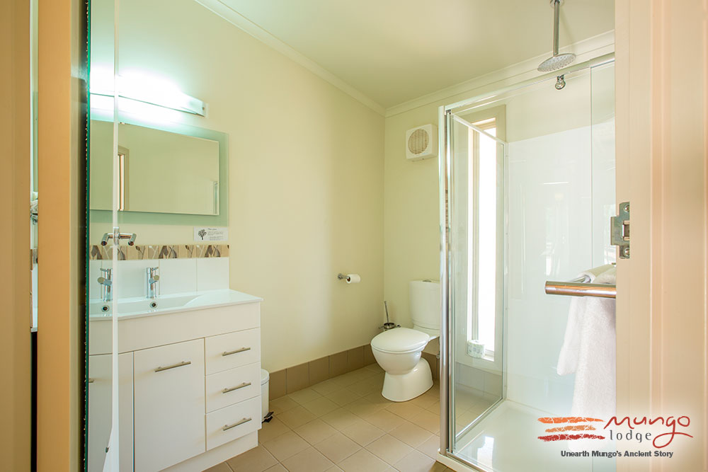 King Deluxe Cabin Bathroom